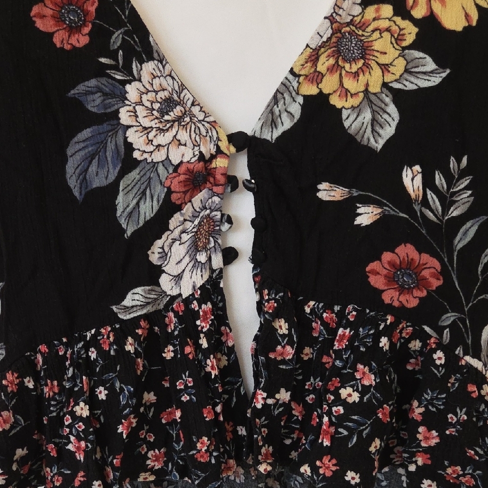Chic Black Floral Blouse for Women - Picture 4 of 4